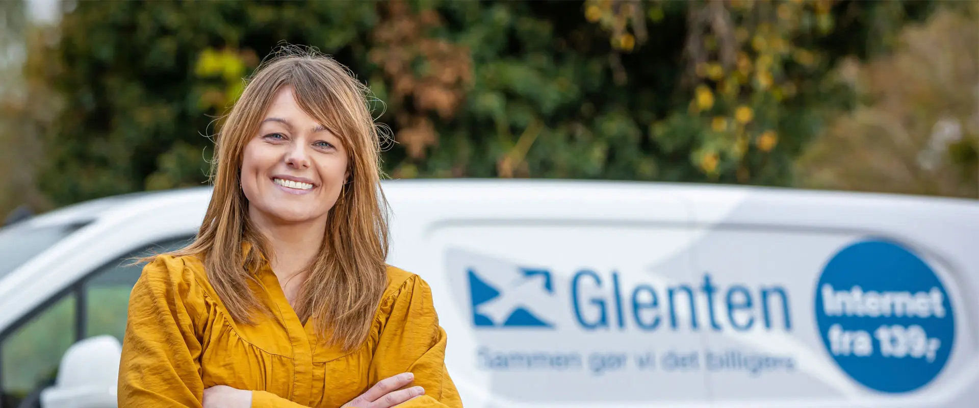 Kvinde foran Glenten bil